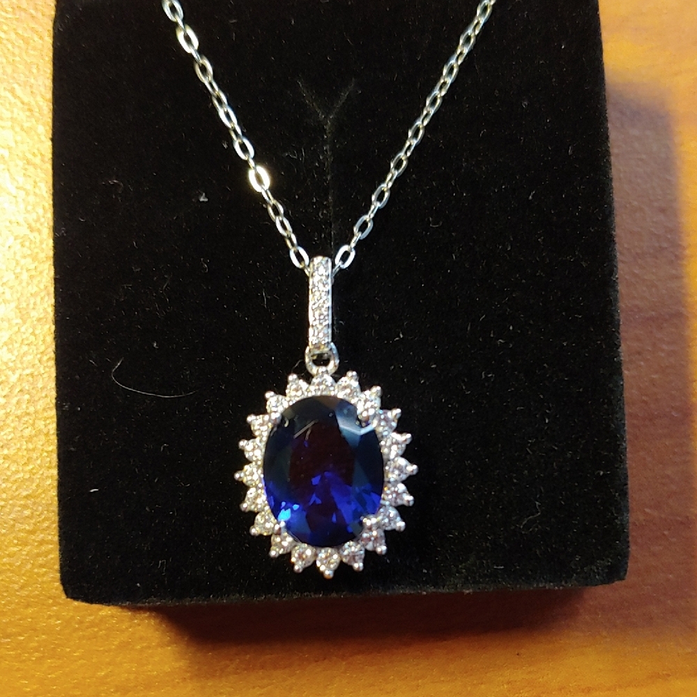 Elegant Blue and Silver Pendant Necklace